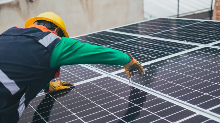 Energia solar para clínicas reduz em até 95% a conta de luz