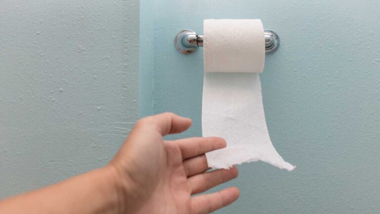 NÃO JOGUE PAPEL NO VASO: Por que é importante evitar o descarte inadequado