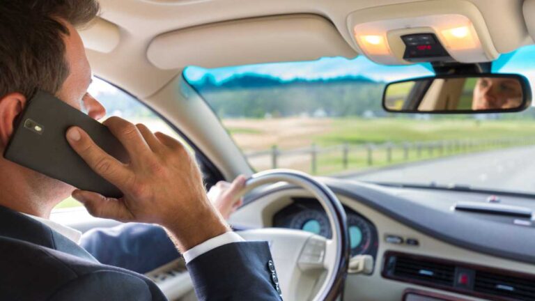 Número de infrações por uso de celular ao volante aumenta 30% no Brasil no primeiro trimestre de 2026