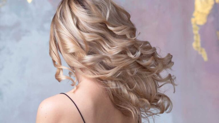 Cabelo platinado na praia: 5 maneiras de proteger os fios no verão