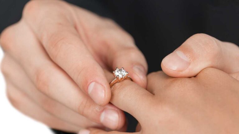 Elegância e Compromisso: Alianças de Namoro, Anéis de Noivado e Anéis de Compromisso
