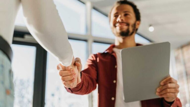 Como negociar com o seu corretor de seguros e pagar menos
