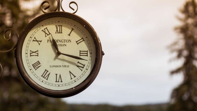 Significado das Horas Iguais 10:10: O Que Revela Sobre Seu Destino