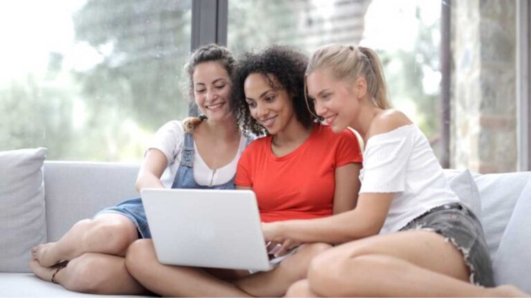 Como planejar uma viagem em grupo on-line?