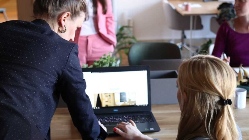 Liderança Feminina nos Negócios e Quebrando o Teto de Vidro