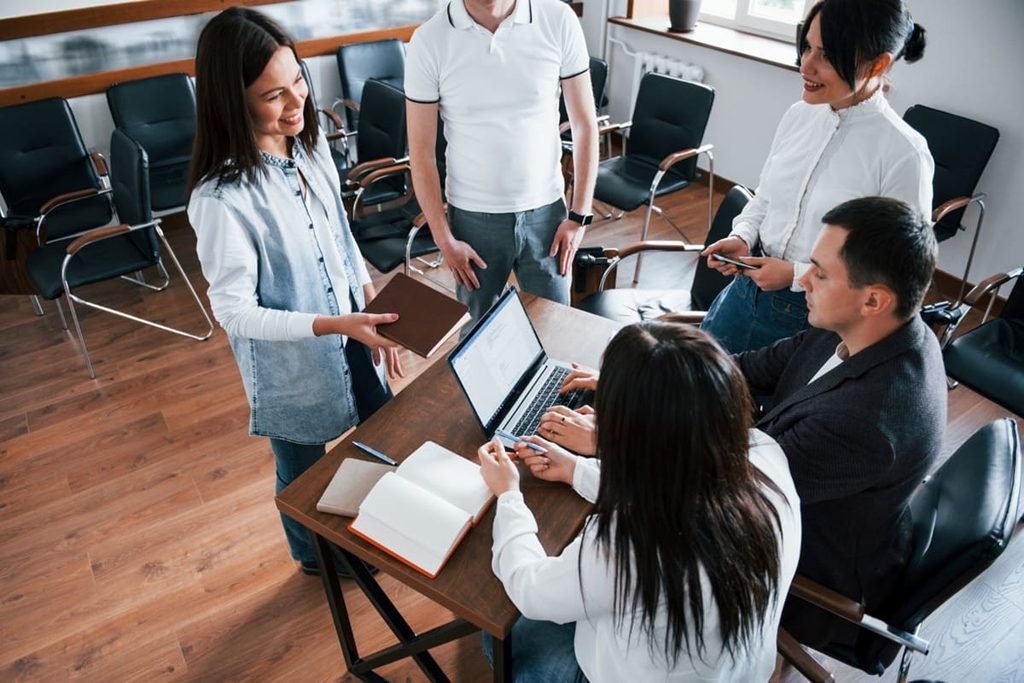 Empresas investem em educação corporativa para formar líderes e melhorar resultados Empresas investem em educação corporativa para formar líderes e melhorar resultados