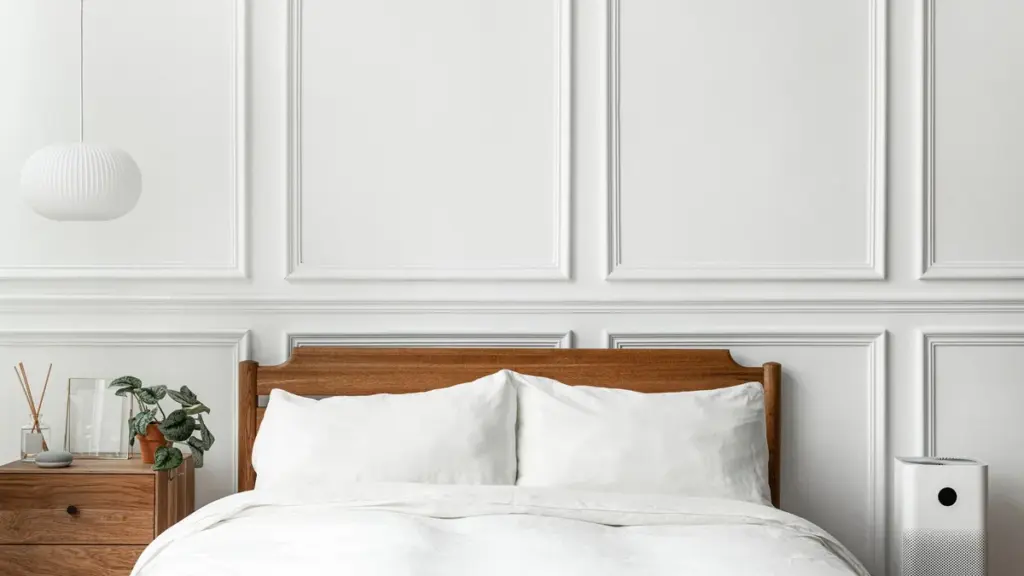 Cama box de casal: o que medir antes de levar para casa Cama arrumada com cabeceira de madeira em um quarto