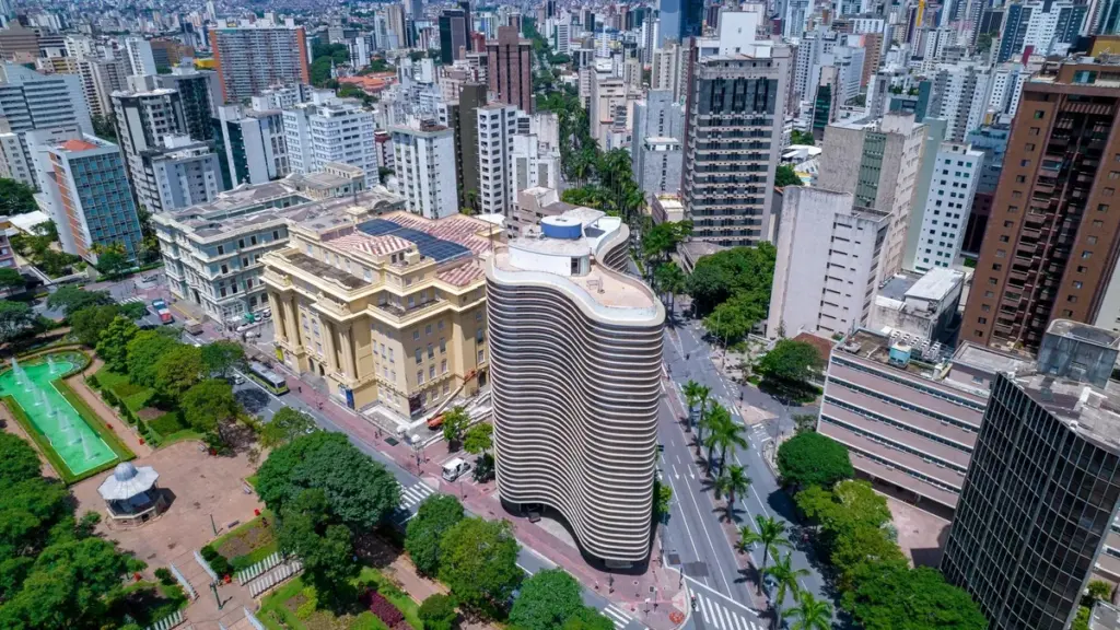 Vista aérea de parte da Praça da Liberdade, com jardins e edifícios do entorno em Belo Horizonte